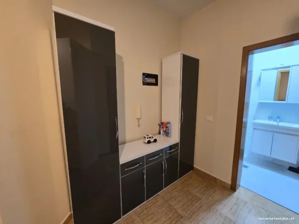 Tirane, jepet me qera apartament 2+1+Ballkon Kati 5, 105 m² 800 € (Rruga e Kosovareve)