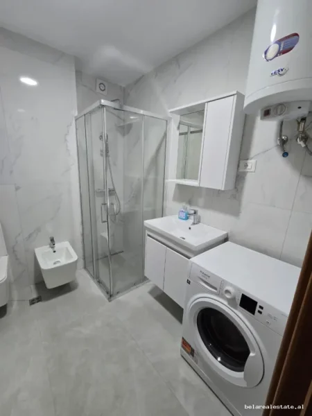 Tirane, jepet me qera apartament 2+1+Ballkon Kati 5, 105 m² 800 € (Rruga e Kosovareve)