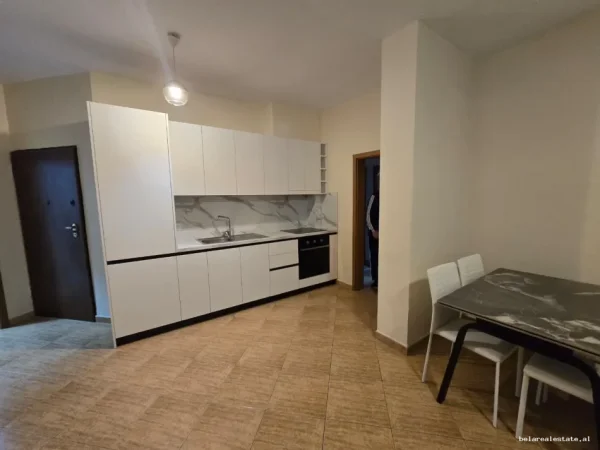 Tirane, jepet me qera apartament 2+1+Ballkon Kati 5, 105 m² 800 € (Rruga e Kosovareve)