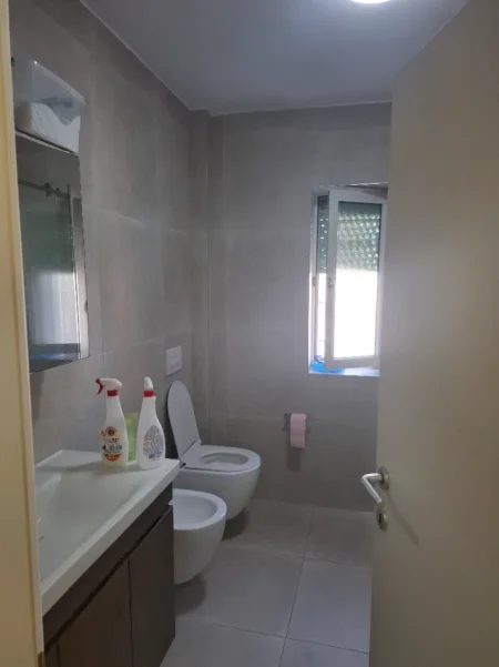 Tirane, jepet me qera apartament 1+1 Kati 4, 551 € (Rruga Preng Bib Doda)