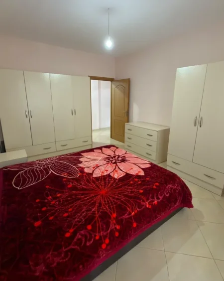 Tirane, jepet me qera apartament 1+1 , 70 m² 400 € 