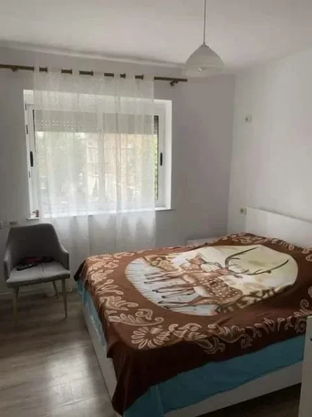 Tirane, jepet me qera apartament 1+1 Kati 2, 60 m² 400 € (ALI DEMI)
