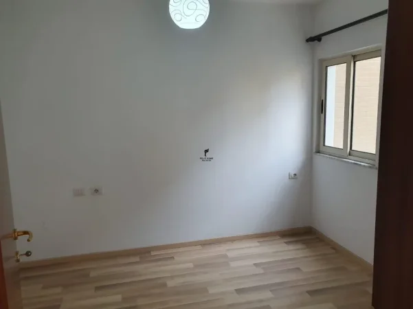 Tirane, jepet me qera apartament 1+1 Kati 5, 50 m² 450 € (FUSHA E AVIACIONIT)