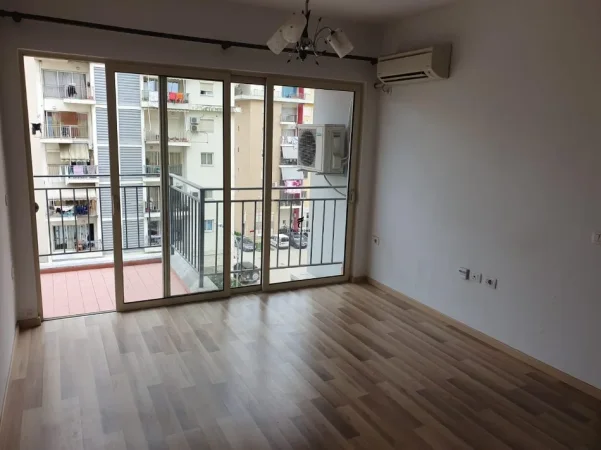 Tirane, jepet me qera apartament 1+1 Kati 5, 50 m² 450 € (FUSHA E AVIACIONIT)