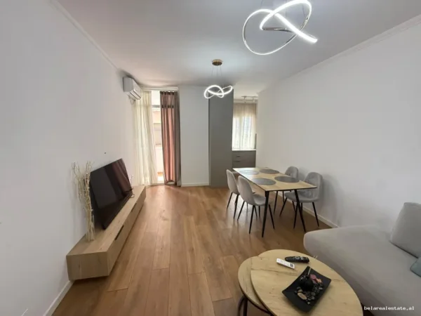 Tirane, jepet me qera apartament 2+1+Ballkon Kati 4, 95 m² 730 € (Rruga e Dibres)
