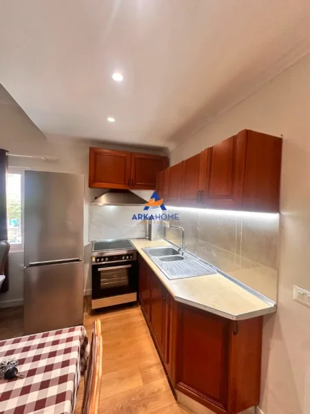 Tirane, jepet me qera apartament 1+1+Ballkon Kati 1, 45 m² 375 €