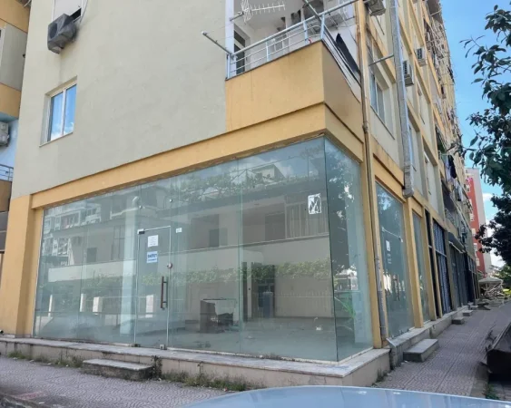Tirane, shitet dyqan Kati 0, 72 m² 125.000 € (Prane Vila L)