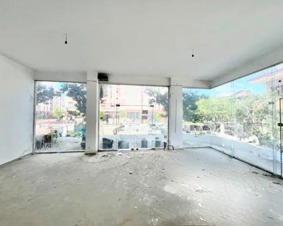 Tirane, shitet dyqan Kati 0, 72 m² 125.000 € (Prane Vila L)