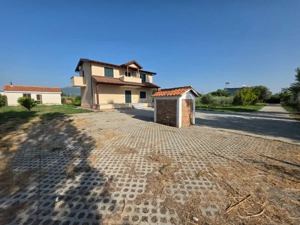 SHITET VILË 2-KATËSHE NË SHËNKOLL, LEZHË