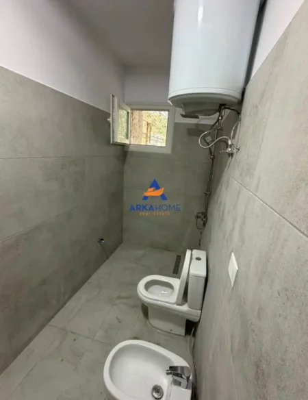 Tirane, jepet me qera apartament 2+1+Ballkon Kati 1, 90 m² 429 € 