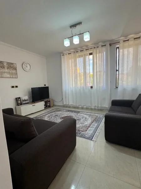 Tirane, jepet me qera apartament 1+1 Kati 1, 78 m² 500 € (Brryli)