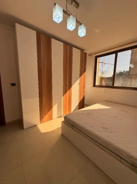 Tirane, jepet me qera apartament 1+1 Kati 1, 78 m² 500 € (Brryli)