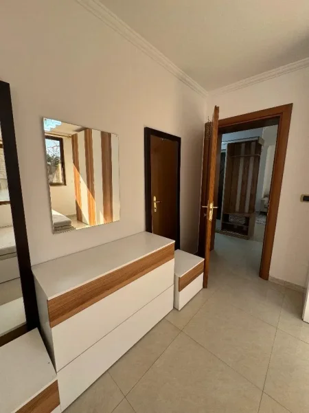 Tirane, jepet me qera apartament 1+1 Kati 1, 78 m² 500 € (Brryli)