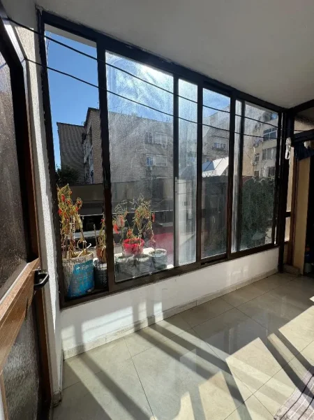 Tirane, jepet me qera apartament 1+1 Kati 1, 78 m² 500 € (Brryli)