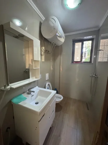 Tirane, jepet me qera apartament 1+1 Kati 1, 78 m² 500 € (Brryli)