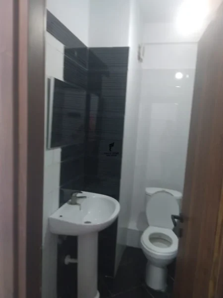 Tirane, jepet me qera apartament 2+1 Kati 8, 70 m² 450 € (YZBERISHT)