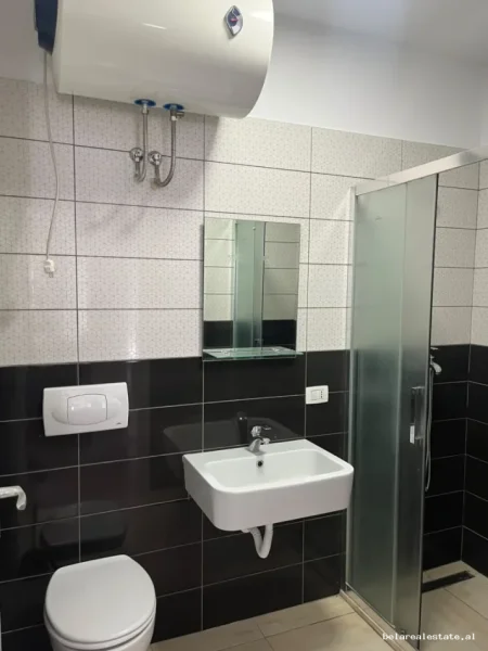 Tirane, jepet me qera apartament 2+1+Ballkon Kati 4, 106 m² 590 € (Bulevardi i Ri)