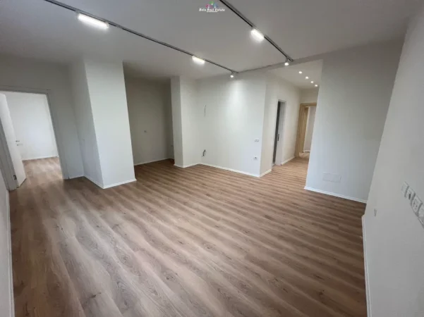Tirane, jepet me qera zyre Kati 2, 135 m² 1.280 € (Pazari i Ri)