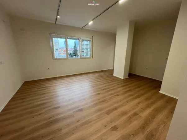 Tirane, jepet me qera zyre Kati 2, 135 m² 1.280 € (Pazari i Ri)