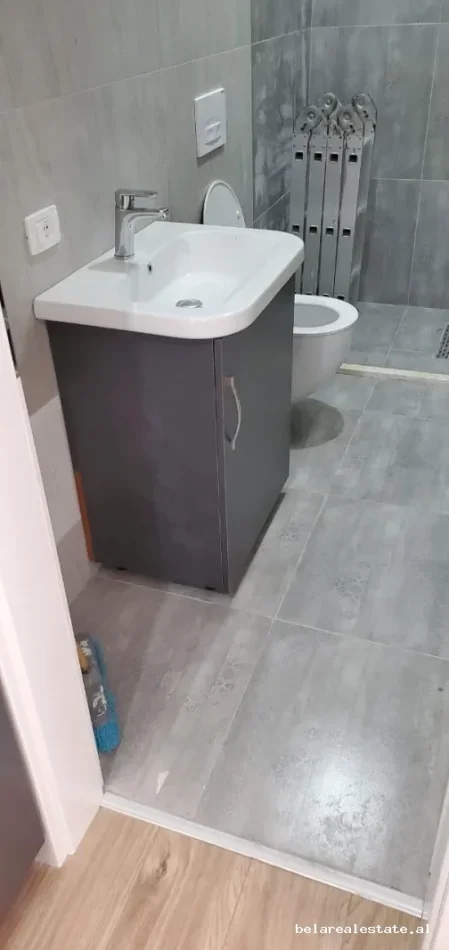 Tirane, jepet me qera apartament 1+1+Ballkon Kati 1, 45 m² 430 € (Ali Demi)