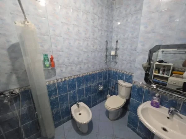 Tirane, jepet me qera apartament 2+1 Kati 8, 100 m² 600 € (Selvia)