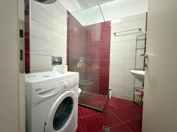 Tirane, jepet me qera apartament 1+1+Ballkon Kati 5, 62 m² 650 € (Liqeni Thate)