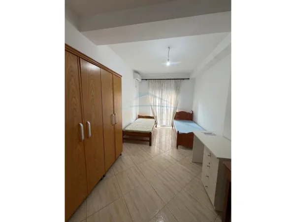 Tirane, jepet me qera apartament 2+1+Ballkon Kati 3, 108 m² 550 € (Unaza e Re)