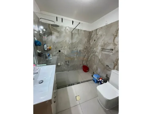 Tirane, jepet me qera apartament 2+1+Ballkon Kati 6, 88 m² 700 € (Rruga e Kavajes)
