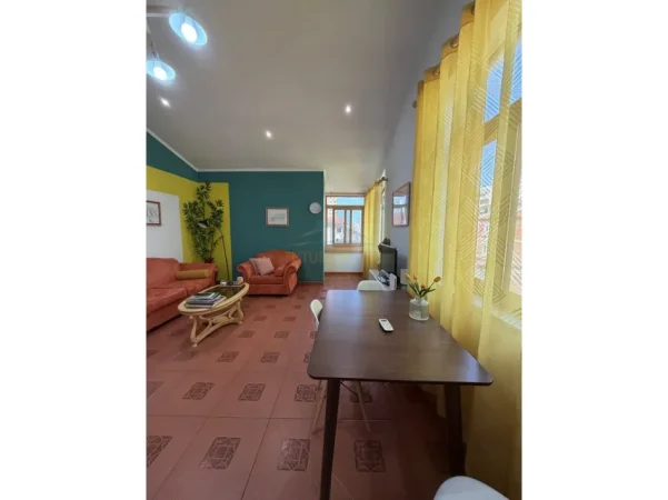 Tirane, jepet me qera apartament 2+1+Ballkon Kati 5, 81 m² 1.000 € (Bllok)