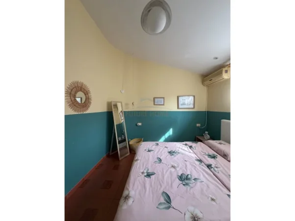 Tirane, jepet me qera apartament 2+1+Ballkon Kati 5, 81 m² 1.000 € (Bllok)