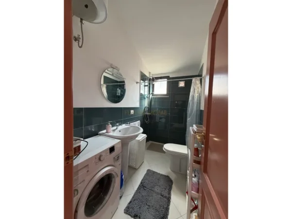 Tirane, jepet me qera apartament 2+1+Ballkon Kati 5, 81 m² 1.000 € (Bllok)