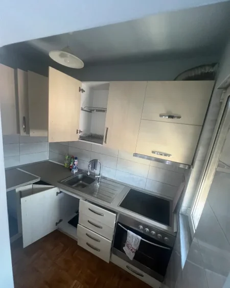 Tirane, jepet me qera apartament 1+1 Kati 5, 60 m² 450 € (spitali qsut)