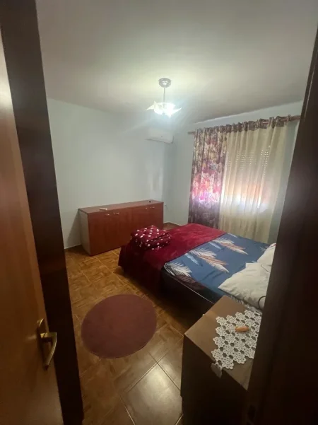 Tirane, jepet me qera apartament 1+1 Kati 5, 60 m² 450 € (kinostudio , porcelan)