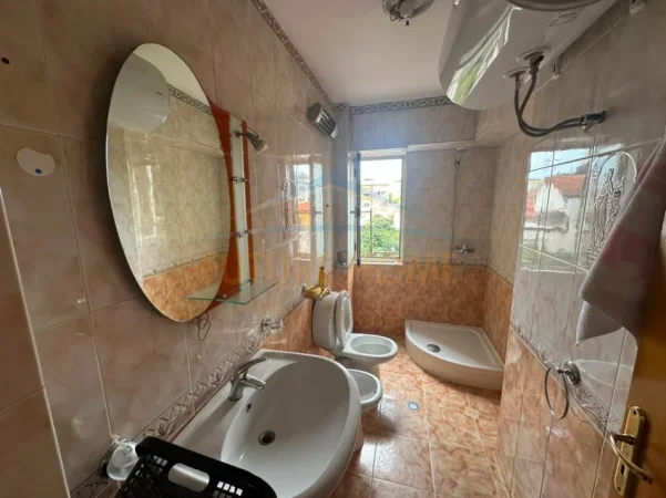 Tirane, jepet me qera apartament 1+1+Ballkon Kati 3, 68 m² 500 € (Rruga Fortuzi)
