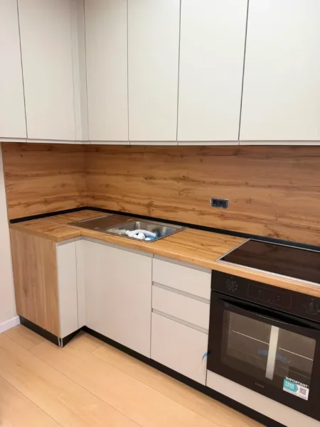 Tirane, jepet me qera apartament 2+1+Ballkon Kati 10, 95 m² 800 € (Rruga e Kavajes)