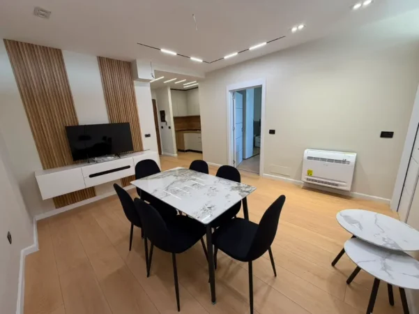 Tirane, jepet me qera apartament 2+1+Ballkon Kati 10, 95 m² 800 € (Rruga e Kavajes)