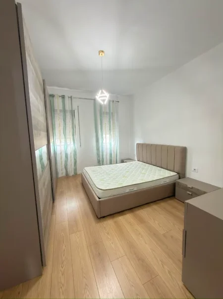Tirane, jepet me qera apartament 1+1+Ballkon Kati 4, 500 m² 500 € (Ish Fusha e Aviacionit)