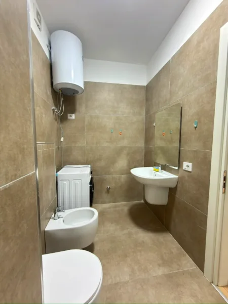 Tirane, jepet me qera apartament 1+1+Ballkon Kati 4, 500 m² 500 € (Ish Fusha e Aviacionit)