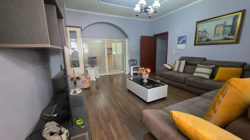 Tirane, shitet apartament 3+1+Aneks+Ballkon , 125 m² (Rruga Komuna e Parisit)