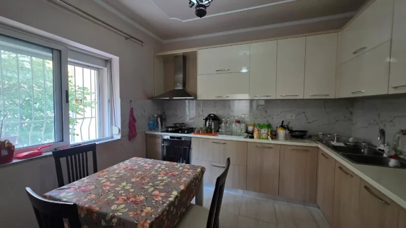 Tirane, shitet apartament 3+1+Aneks+Ballkon , 125 m² (Rruga Komuna e Parisit)