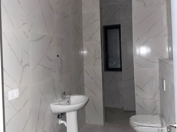 Tirane, jepet me qera apartament 1+1 Kati 1, 77 m² 400 € (Rezidenca Urban Gate)