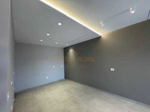 Tirane, jepet me qera zyre Kati 6, 94 m² 2.500 € (Rruga e Kavajes, Galeria Roma)