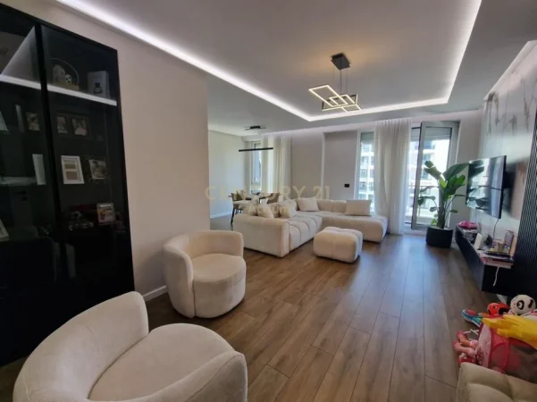 Tirane, jepet me qera apartament 3+1+Ballkon Kati 5, 118 m² 1.200 € (kompleksi turdiu)