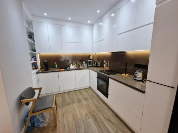 Tirane, jepet me qera apartament 3+1+Ballkon Kati 5, 118 m² 1.200 € (kompleksi turdiu)