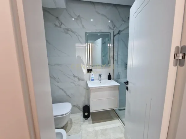Tirane, jepet me qera apartament 3+1+Ballkon Kati 5, 118 m² 1.200 € (kompleksi turdiu)