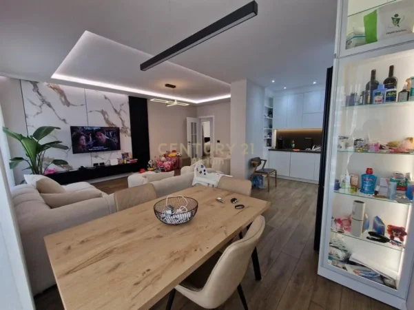 Tirane, jepet me qera apartament 3+1+Ballkon Kati 5, 118 m² 1.200 € (kompleksi turdiu)