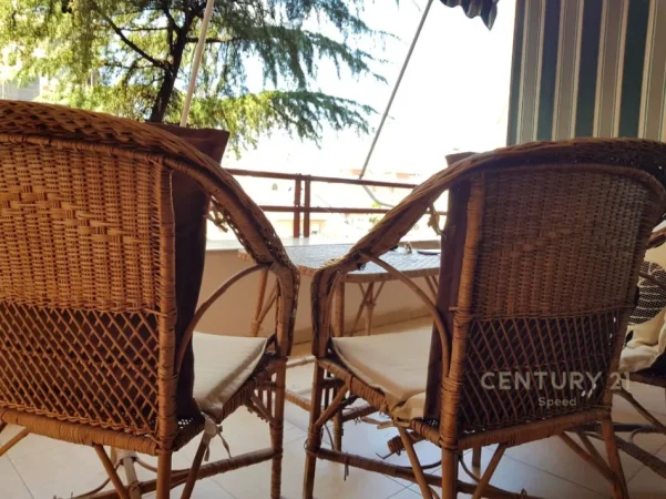 Tirane, jepet me qera apartament 2+1+Ballkon Kati 3, 129 m² 800 € (myslym shyri)
