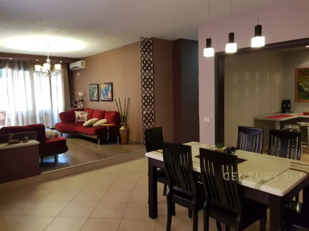 Tirane, jepet me qera apartament 2+1+Ballkon Kati 3, 129 m² 800 € (myslym shyri)