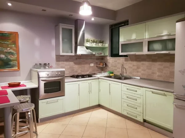 Tirane, jepet me qera apartament 2+1+Ballkon Kati 3, 129 m² 800 € (myslym shyri)