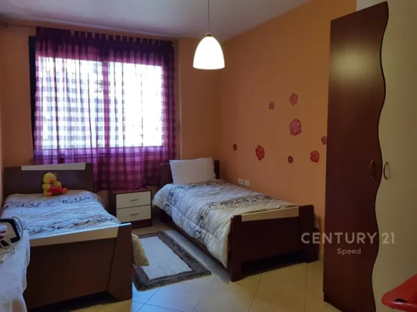 Tirane, jepet me qera apartament 2+1+Ballkon Kati 3, 129 m² 800 € (myslym shyri)